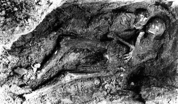 Вскрытая могила на территории старого Гарнизонного кладбища в Саласпилсе. Труп матери с ребенком (фото 1944 г.) Вскрытая могила на территории старого Гарнизонного кладбища в Саласпилсе. Труп матери с ребенком (фото 1944 г.) - Sputnik Узбекистан