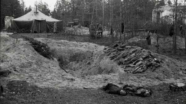 Братское захоронение узников Саласпилса. Справа видны руины православной часовни (фото 1944 г.) Братское захоронение узников Саласпилса. Справа видны руины православной часовни (фото 1944 г.) - Sputnik Узбекистан