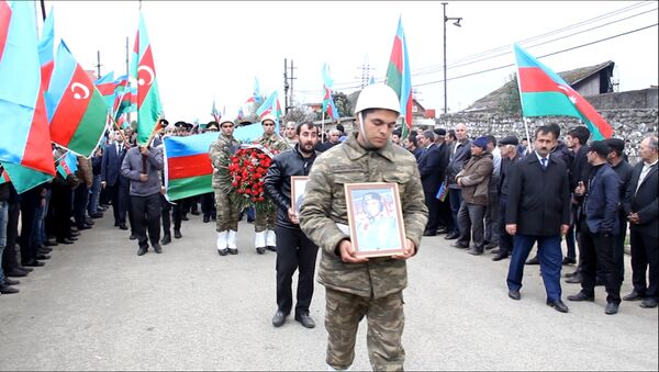 Тысячи людей пришли на прощание с прапорщиком ВС Азербайджана - Sputnik Узбекистан