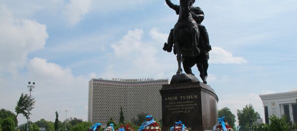 Возложение цветов возле памятника Амиру Темуру Возложение цветов возле памятника Амиру Темуру - Sputnik Ўзбекистон