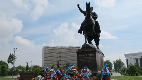 Возложение цветов возле памятника Амиру Темуру - Sputnik Узбекистан