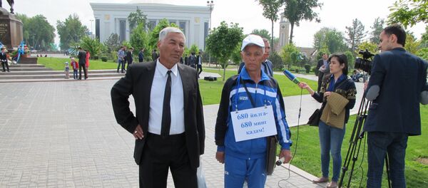 Спортсмен-любитель Абдижаббар Холбоев из Кашкадарьи и известный столичный путешественник Адхам Хасанов - Sputnik Узбекистан