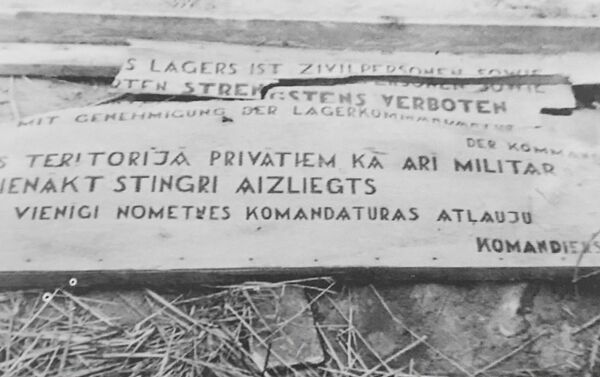 Табличка при входе в концентрационный лагерь Саласпилс (1944 год) - Sputnik Узбекистан