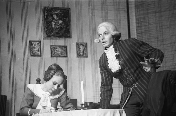 Сцена из спектакля Коварство и любовь Сцена из спектакля Коварство и любовь - Sputnik Узбекистан