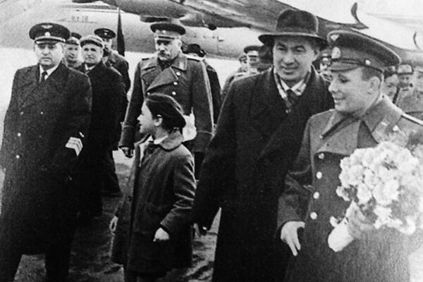 Ю. А. Гагарин и Ш. Р. Рашидов в аэропорту Ташкента - Sputnik Узбекистан