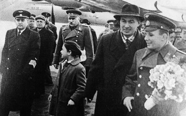 Ю. А. Гагарин и Ш. Р. Рашидов в аэропорту Ташкента - Sputnik Узбекистан