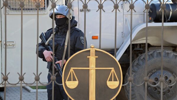 Сотрудники полиции охраняют территорию - Sputnik Узбекистан
