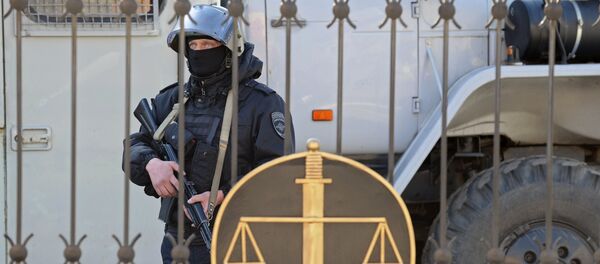 Сотрудники полиции охраняют территорию Сотрудники полиции охраняют территорию - Sputnik Узбекистан