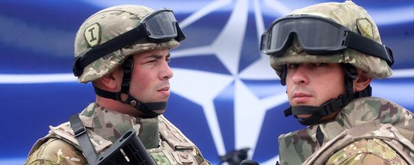Военнослужащие на фоне эмблемы NATO - Sputnik Узбекистан