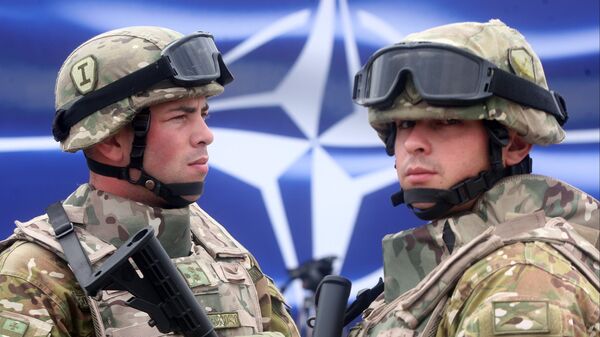 Военнослужащие на фоне эмблемы NATO - Sputnik Узбекистан