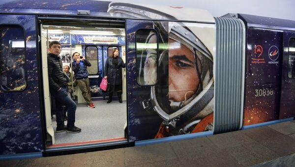 Тематический поезд московского метро, посвященный 55-летию первого полета человека в космос - Sputnik Узбекистан