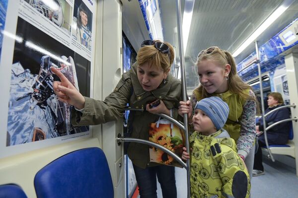 Тематический поезд московского метро, посвященный 55-летию первого полета человека в космос - Sputnik Узбекистан