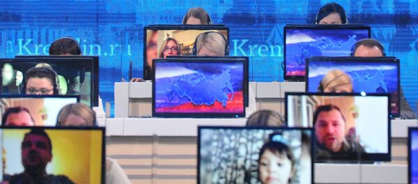 Прямая линия с президентом России Владимиром Путиным Прямая линия с президентом России Владимиром Путиным - Sputnik Узбекистан