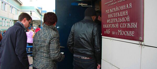 У входа в Межрайонную инспекцию Федеральной налоговой службы - Sputnik Узбекистан