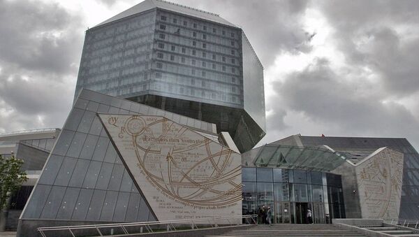 Главный вход в здание Национальной библиотеки Беларуси - Sputnik Узбекистан