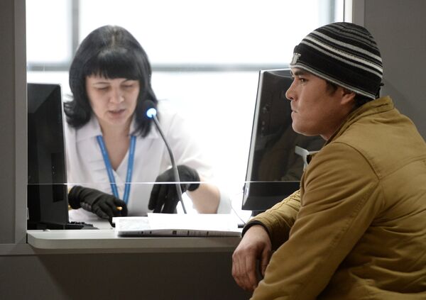 Взгляд на Восток: почему мигранты поворачиваются к России спиной Взгляд на Восток: почему мигранты поворачиваются к России спиной - Sputnik Узбекистан