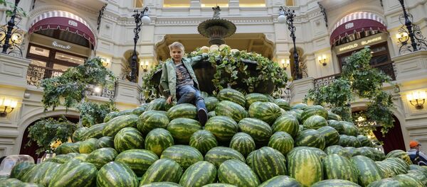 ГУМда тарвуз-қовунли фаввора ишга тушди ГУМда тарвуз-қовунли фаввора ишга тушди - Sputnik Ўзбекистон