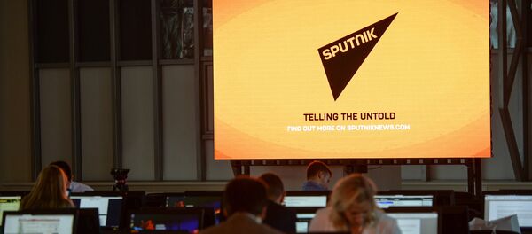 Экран с символикой Международного информационного агентства и радио Sputnik Экран с символикой Международного информационного агентства и радио Sputnik - Sputnik Узбекистан