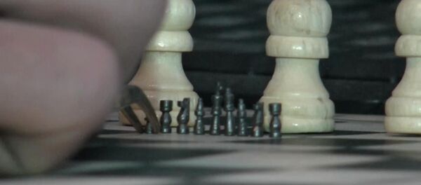 Микроскопические шахматы — кыргызстанец хочет попасть в Книгу рекордов Микроскопические шахматы — кыргызстанец хочет попасть в Книгу рекордов - Sputnik Узбекистан