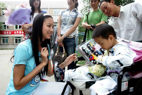 Чжан Цзылинь навещает детей, пострадавших во время землетрясения в провинции Сычуань. - Sputnik Узбекистан