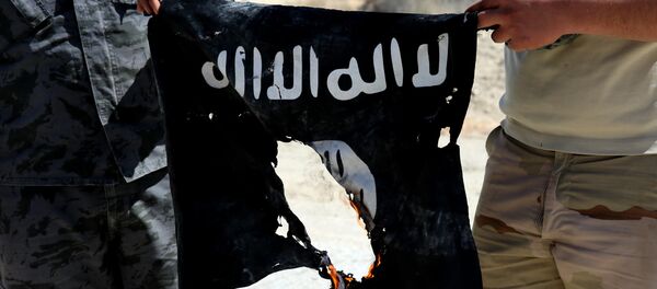 Сирийский военный сжигает флаг ИГ. Архивное фото Сирийский военный сжигает флаг ИГ. Архивное фото - Sputnik Узбекистан