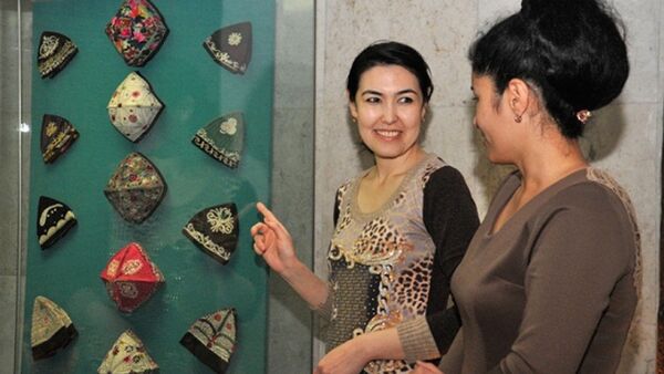 В Государственном музее истории Узбекистана проходит выставка тюбетеек - Sputnik Узбекистан