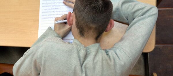 Участник акции Тотальный диктант Участник акции Тотальный диктант - Sputnik Узбекистан