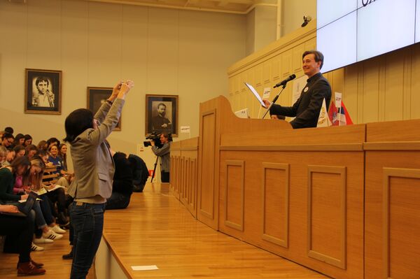 Тотальный диктант-2016 c актером театра и кино Сергеем Безруковым Тотальный диктант-2016 c актером театра и кино Сергеем Безруковым - Sputnik Узбекистан