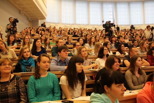 Тотальный диктант-2016 c актером театра и кино Сергеем Безруковым Тотальный диктант-2016 c актером театра и кино Сергеем Безруковым - Sputnik Узбекистан