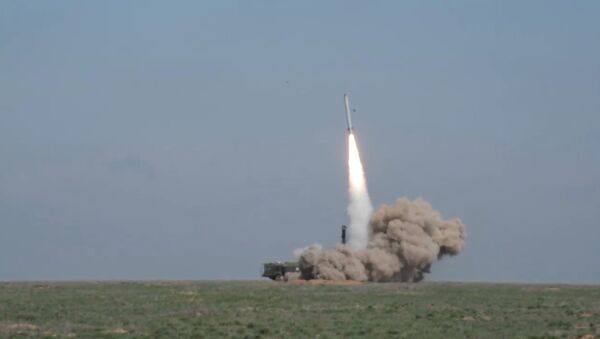 Запуск ракеты комплексом Искандер-М и воронка на месте взрыва - Sputnik Узбекистан