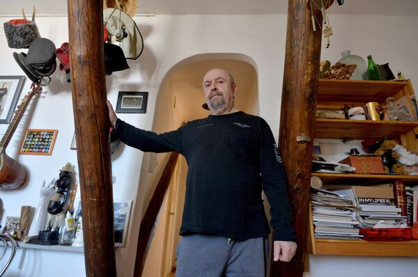 Владимир Цеслер в своей мастерской - в этой минской мансарде побывало немало легендарных гостей Владимир Цеслер в своей мастерской - в этой минской мансарде побывало немало легендарных гостей - Sputnik Узбекистан