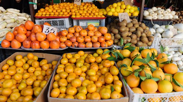 Продажа фруктов на рынке - Sputnik Узбекистан