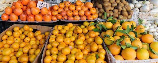 Продажа фруктов на рынке Продажа фруктов на рынке - Sputnik Узбекистан