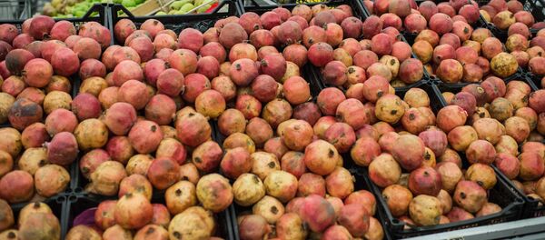 Продажа фруктов на рынке - Sputnik Узбекистан