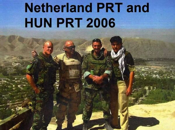 Афганский беженец Эхсан Азизи с голландскими военными Афганский беженец Эхсан Азизи с голландскими военными - Sputnik Узбекистан