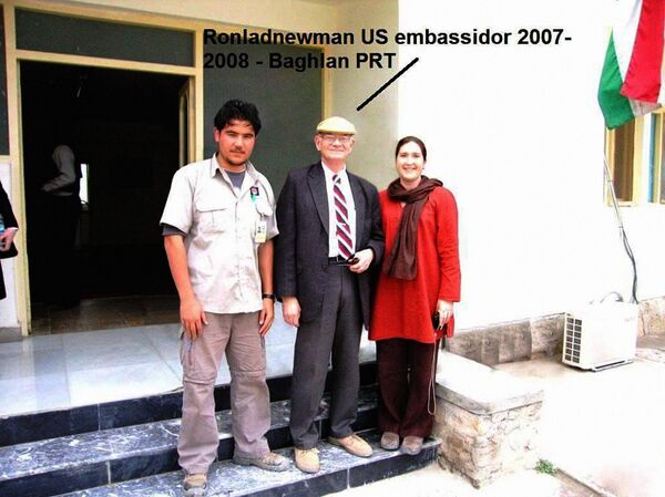 Афганский беженец Эхсан Азизи с родителями Афганский беженец Эхсан Азизи с родителями - Sputnik Узбекистан