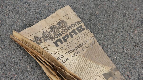 Среди домов журналисты обнаружили давний выпуск газеты Среди домов журналисты обнаружили давний выпуск газеты - Sputnik Узбекистан