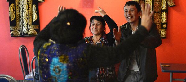 Мигранты отдыхают в кафе Мигранты отдыхают в кафе - Sputnik Узбекистан