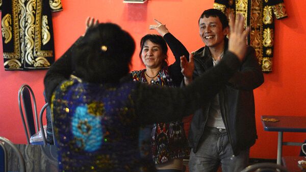 Мигранты отдыхают в кафе - Sputnik Узбекистан