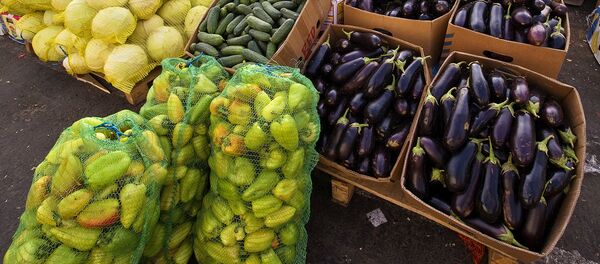 Продажа овощей на оптово-розничном рынке Продажа овощей на оптово-розничном рынке - Sputnik Узбекистан