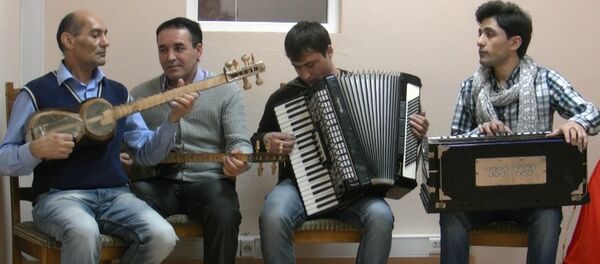 Трудовые мигранты из Памира: не ожидали, что получим Золотую маску Трудовые мигранты из Памира: не ожидали, что получим Золотую маску - Sputnik Узбекистан