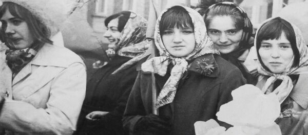 Комсомолки во время восстановления Ташкента после землетрясения - Sputnik Узбекистан