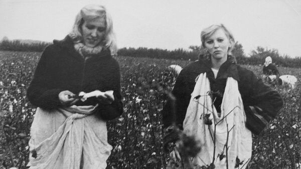 Комсомолки во время восстановления Ташкента после землетрясения  - Sputnik Узбекистан