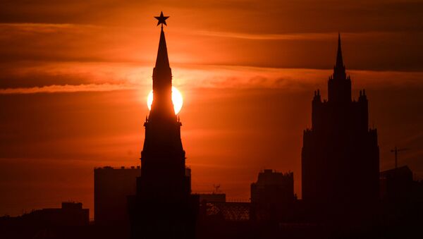 Одна из башен Московского Кремля на закате - Sputnik Узбекистан