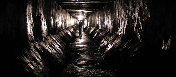 Диггер в строящемся канализационном коллекторе - Sputnik Узбекистан