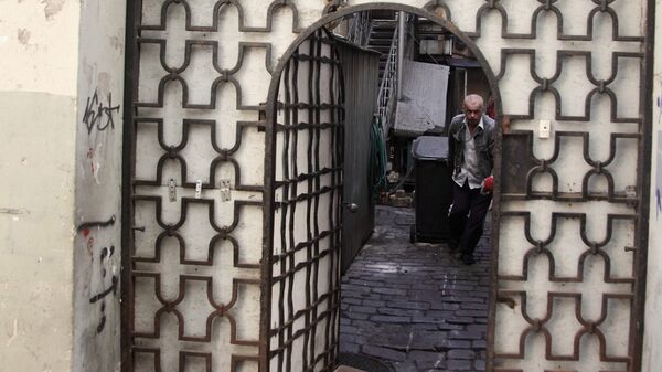 Вход во дворик на улице Калькю, дальше - вход в подземелья, где в древности была тюрьма - Sputnik Узбекистан