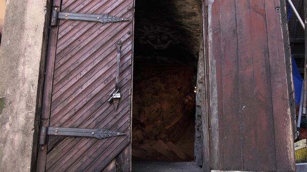 Вход в подземелья, где в средневековье была тюрьма  - Sputnik Узбекистан