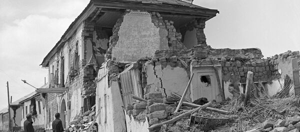 Зилзила натижасида вайрон бўлган бино Зилзила натижасида вайрон бўлган бино - Sputnik Ўзбекистон