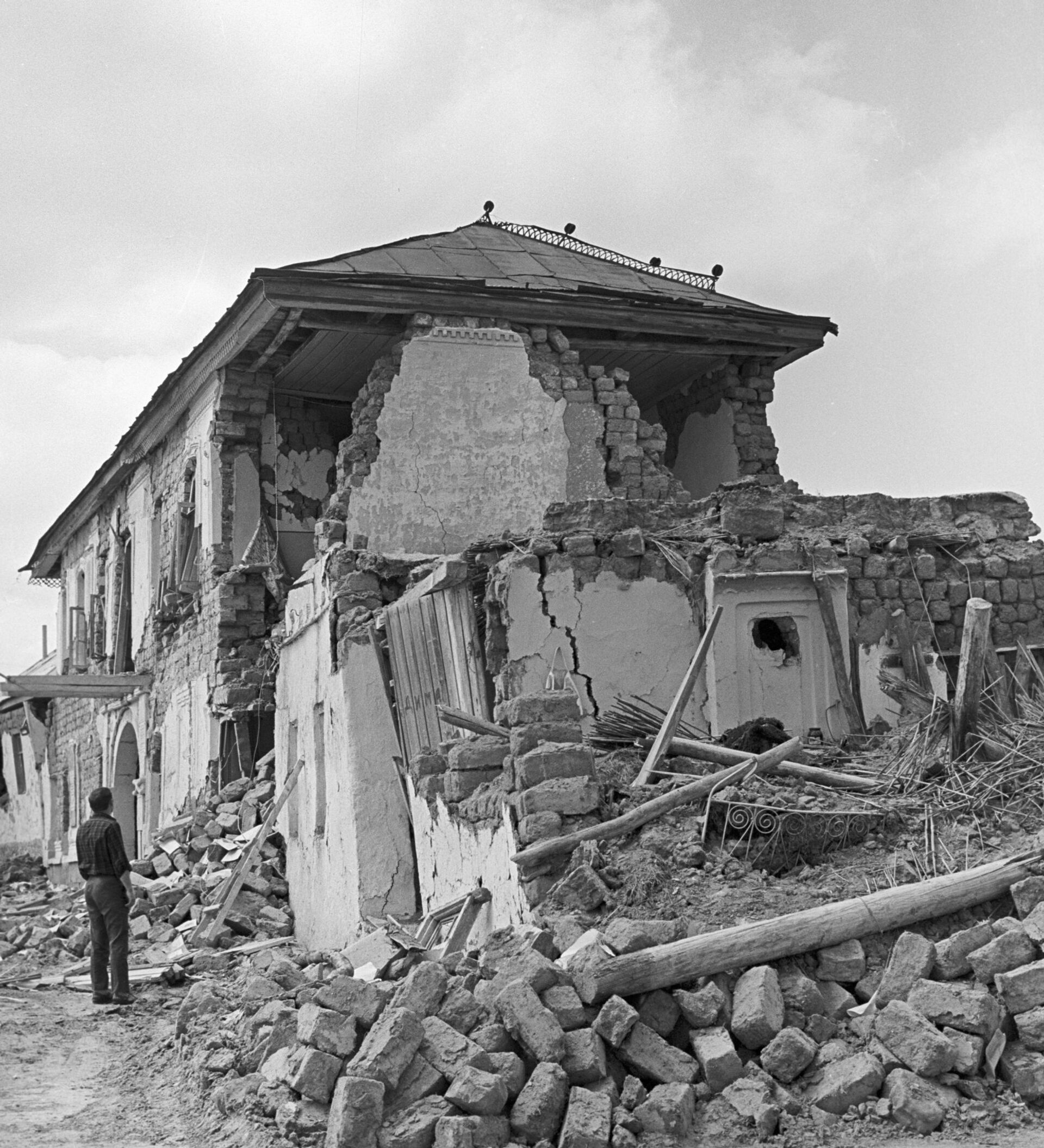 Землетрясение в 50 годах. Землетрясение в Дагестане 1970. Землетрясение в Дагестане 1970 г. Землетрясение в Дагестане 1970 14 мая. Землетрясение в Буйнакске в 1970.