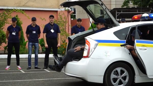 Саакашвили с трудом влез в багажник й машины на учениях в Одессе - Sputnik Узбекистан